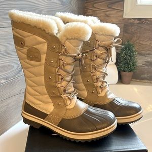 New Sorel Tofino II Holiday boots- beige with gold accents
